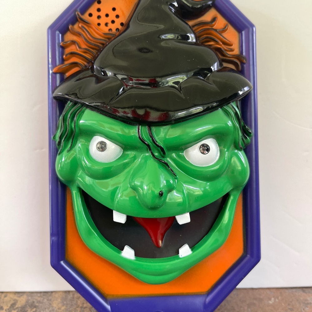 Gemmy cackling talking eye flickering witch with spider tongue door knocker